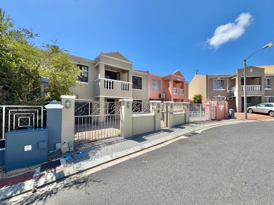 4 Bedroom Property for Sale in Zonnebloem Western Cape